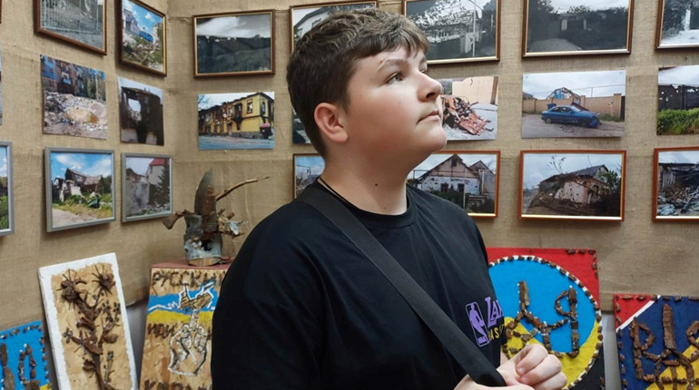 «Херсонщина болить»: у Первомайському музеї відкрили виставку робіт Василя Чайковського