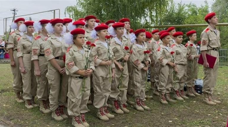 У Біловодську окупанти взяли від школярів присягу "на вірність ”ЛНР”. Як з дітей зомбі роблять