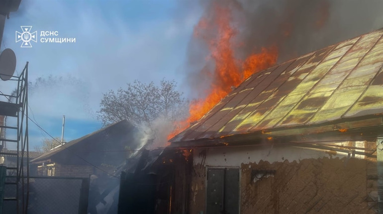 Майже 18 тонн води знадобилося рятувальникам для гасіння пожежі у Шостці