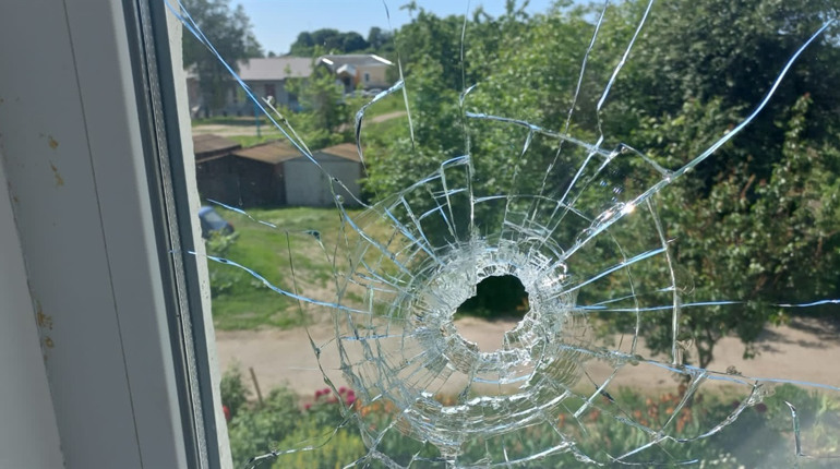 Поліціянти показали фото та фіксують наслідки нічної атаки по Глухівській громаді