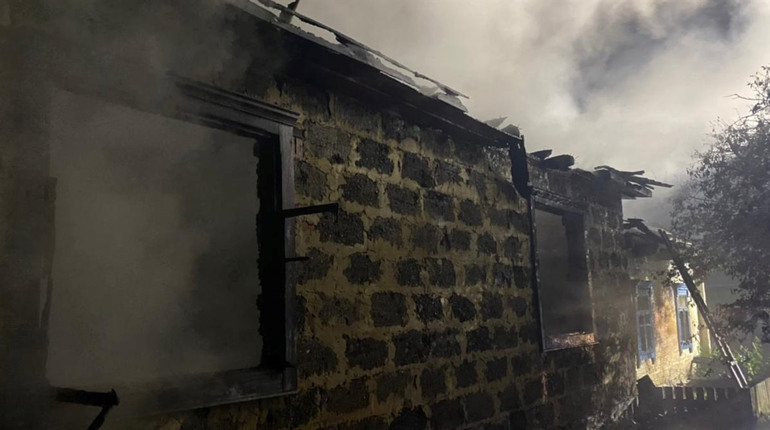 Вогонь перекинувся на сусідню новобудову: в Сарненському районі ліквідували пожежу