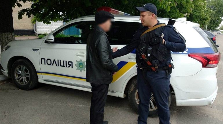 Чоловіку з розладами пам'яті поліцейські Шостки допомогли повернутися додому