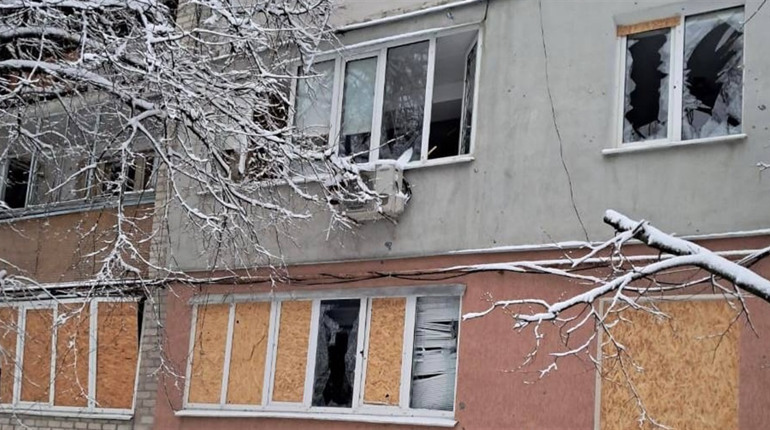 Минула доба на Купʼянщині: росіяни вдарили авіабомбою по пʼятиповерхівці у Купʼянськ-Вузловому