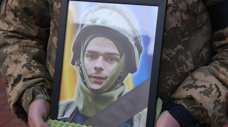 Южноукраїнська громада провела у вічність 19-річного захисника – Володимира Павленка