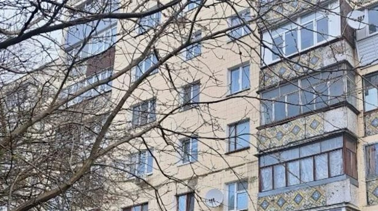 У Звягелі з вікна дев’ятого поверху випав 5-річний хлопчик — дитина загинула