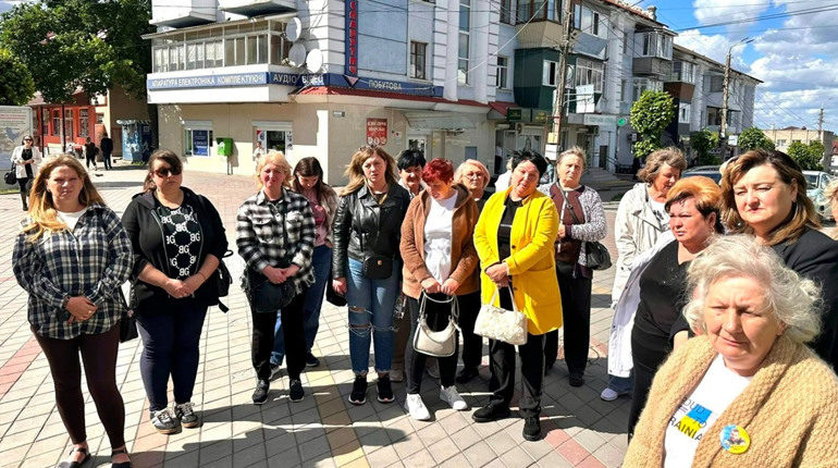 Для родин Захисників зі Жмеринки організували поїздку на виставу в театрі