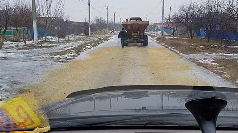 В Яськах сконструювали чудо-пристрій, який автоматично посипає дороги піском (відео)