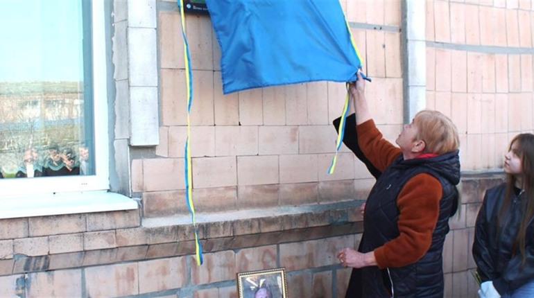 Дві меморіальні дошки відкривали на стіні гімназії "Мрія"