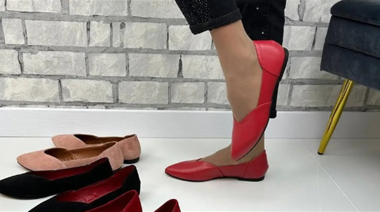 Балетки з гострим носком: як носити без візуального «подовження» стопи