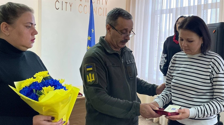 Нагороджено посмертно: відзнаки чотирьох полеглих воїнів із Ржищівщини передали рідним Героїв