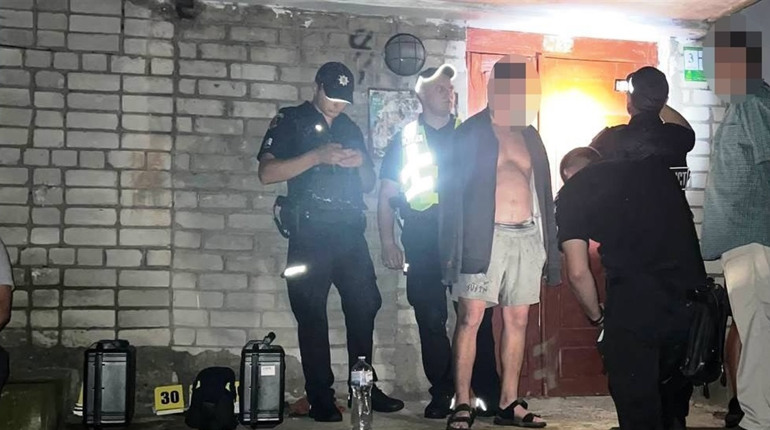 У Сарнах п’яний чоловік стріляв з балкона та у під’їзді багатоповерхівки