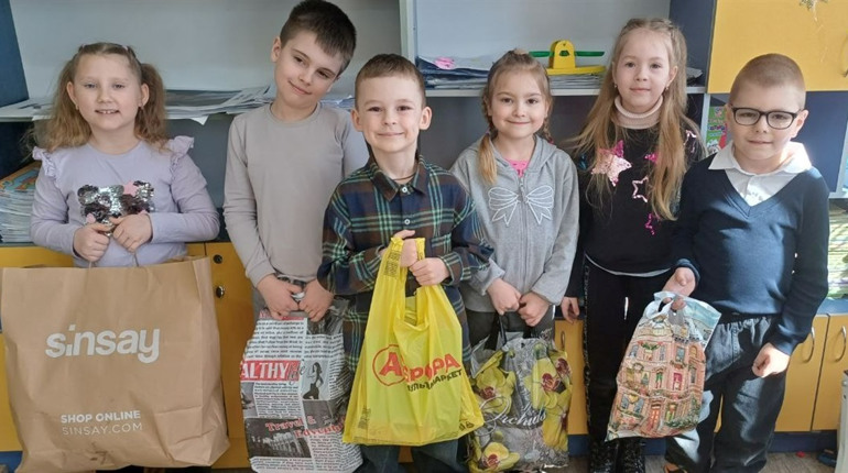 «Подаруй усмішку»: юні натуралісти Первомайська зібрали подарунки для дітей зі спеціальної школи