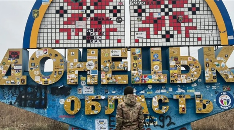 “На сьогодні гарячі ділянки: Красногорівка, Курахове, Новомихайлівка, Вугледар”, — військовий блогер