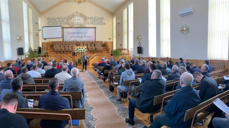 Сто пасторів Рівненщини обговорили тему служіння в умовах війни