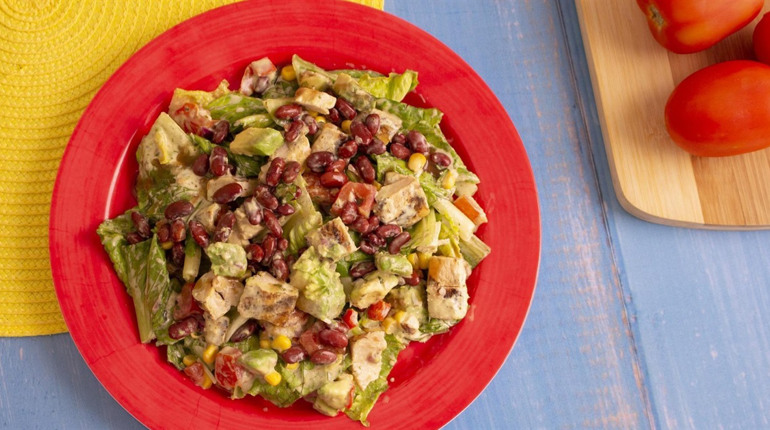 Рецепт дня: салат з куркою, квасолею та копченим сиром