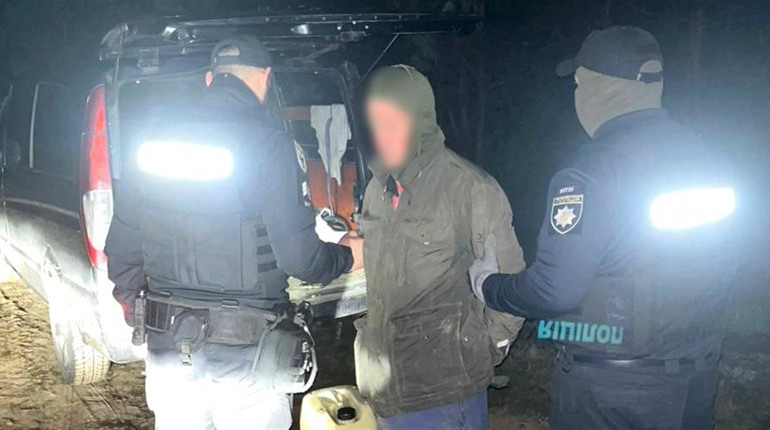 На Сарненщині викрили двох місцевих, які вночі зливали дизель із вантажівок