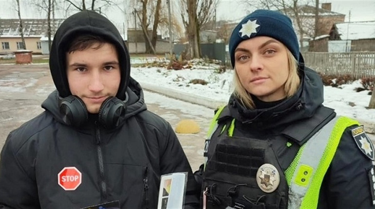 На Менщині поліцейські нагадують про важливість світловідбивних елементів у темний час доби