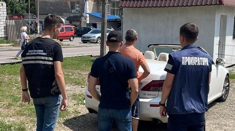 Незаконний виїзд чоловіків за кордон: поліція затримала групу злочинців