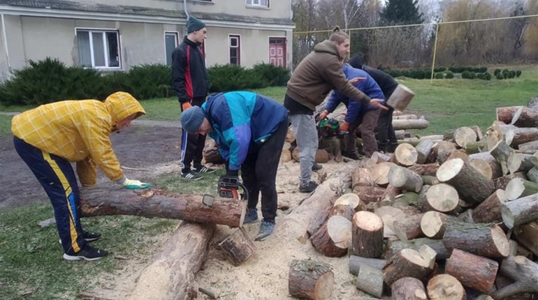 "Помічники Миколая" на Кременеччині почали волонтерити: допомогли геріатричному центру 