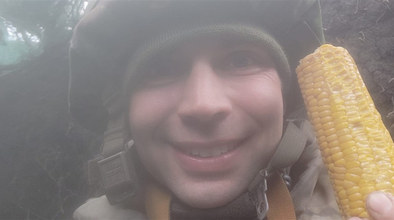 Захисник із Глухова показав, як оборонці на передовій радіють посилкам із дому