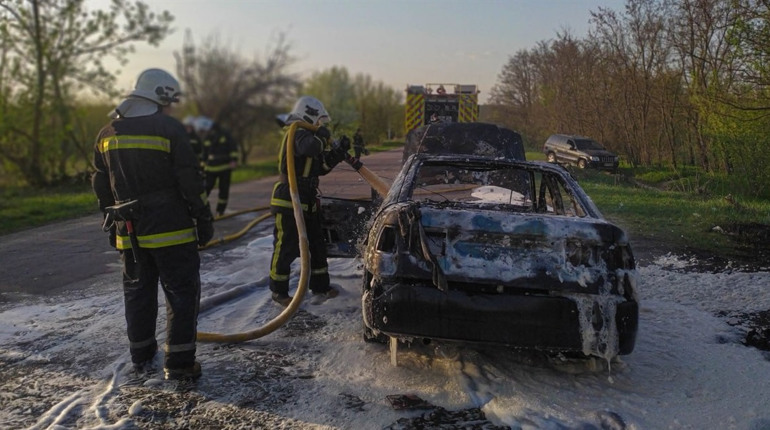 У Шостці горів автомобіль: рятувальники ліквідували пожежу (відео)