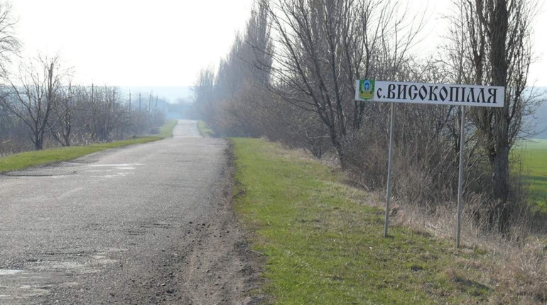 У Високопіллі на Херсонщині окупанти відбирають у місцевих транспорт