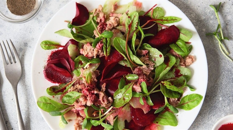 Рецепт дня: салат із тунцем, білою квасолею і шпинатом