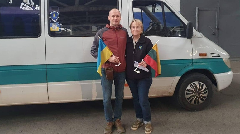 Три тисячі кілометрів, щоб допомагати Херсону: як міжнародні партнери підтримують місто