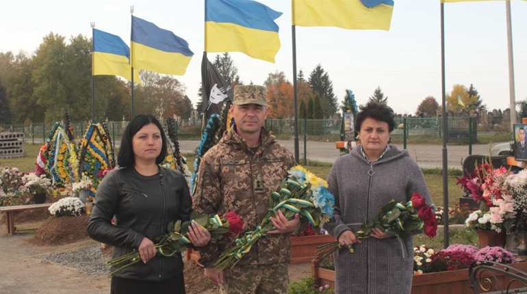 Книга спогадів про полеглих Героїв та синьо-жовті хризантеми на їх могилах