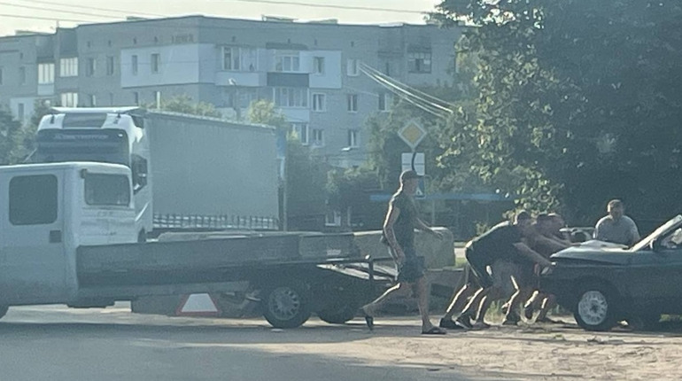 У Глухові сталася ДТП на вулиці Гоголя. Авто вилетіло в кювет