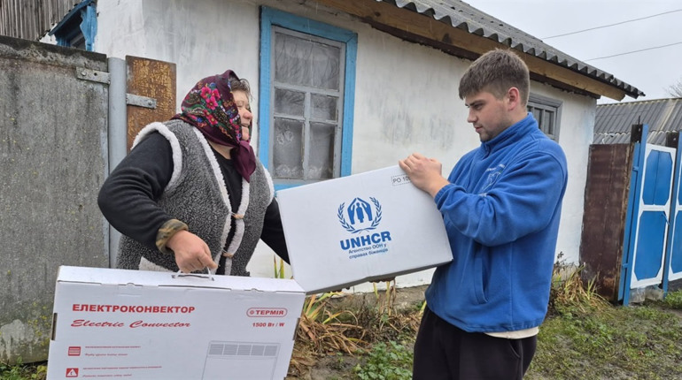 На Глухівщині 50 родин отримали набори для зимового утеплення від волонтерів