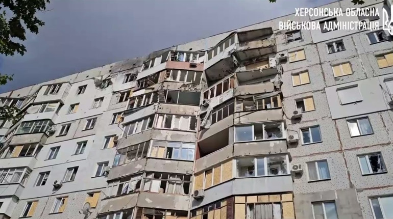 На Херсонщині через ворожі обстріли пошкоджені житлові будинки та критична інфраструктура