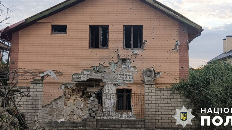 Через ворожі обстріли на Херсонщині пошкоджені багатоповерхівки та приватні будинки, є поранені
