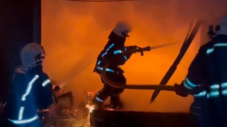 Шосткинські рятувальники ліквідували загоряння гаража (відео)