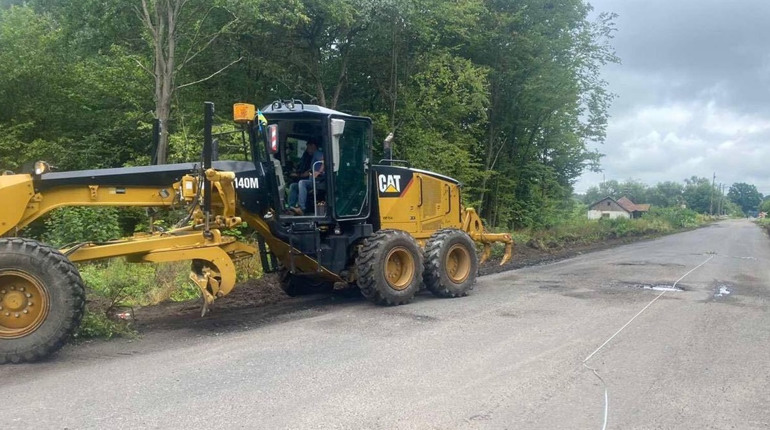 У Червоноградському районі ліквідують ямковість на автодорогах