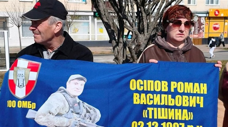 "Надіслав смайлик – значить, живий". Історія Руслани Осіпової, син якої зник на Донеччині