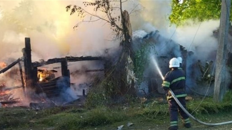 Росія з артилерії та мінометів вдарила по Сумщині: спалахнули будинки та лінія електропередач (фото)