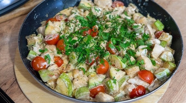 Рецепт дня: кабачки з куркою у сметанному соусі