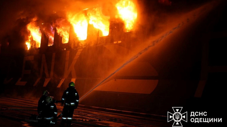 Росія знову вдарила по Одещині: постраждало цивільне судно в порту Чорноморська