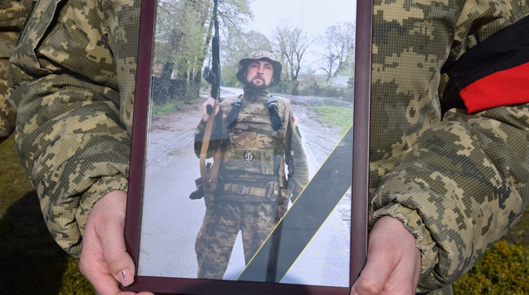 Віддав своє життя за мирне небо над Україною. Нетішинці попрощалися з Героєм Сергієм Осадчуком
