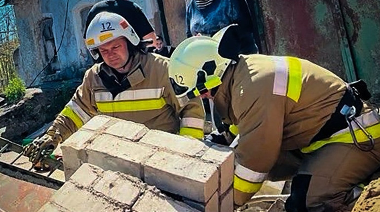 У Вознесенську будівельник опинився у бетонній пастці: деталі надзвичайної події