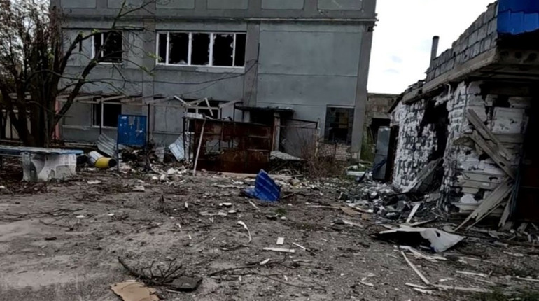 Росіяни гатили по житловим кварталам Херсона: пошкоджені багатоповерхівки та приватні будинки