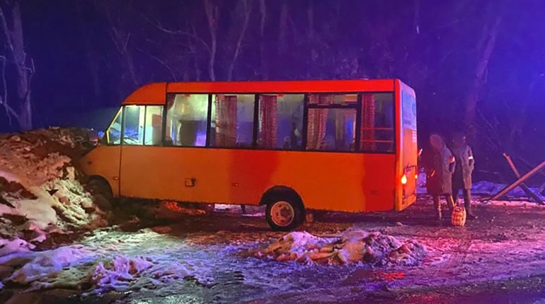 10 грудня неподалік Чернігова сталося ДТП: маршрутка в'їхала у блокпост
