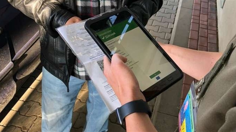 Міністр внутрішніх справ попереджає про відповідальність за підробку сертифікатів вакцинації