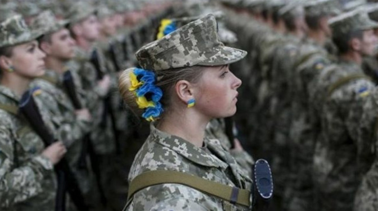Українських жінок зобов’язують стати на військовий облік: за невиконання штраф