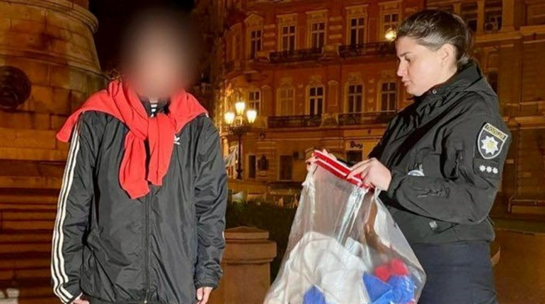 Жінку, яка вивісила прапор рф в Одесі, визнали неосудною і направили на лікування