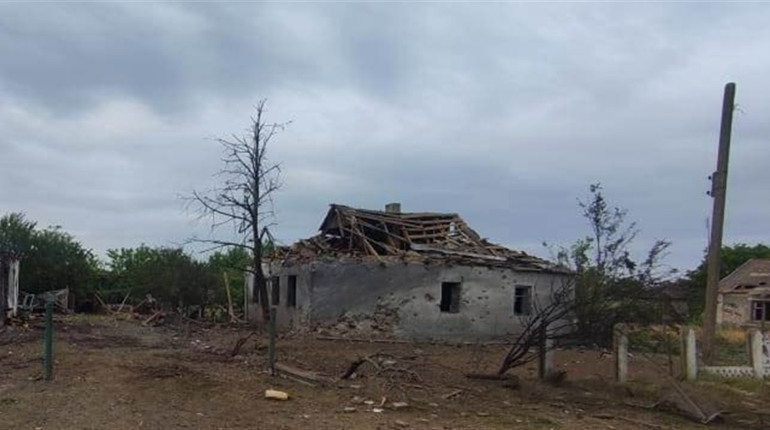 На Херсонщині російські терористи поцілили у житлові квартали та навчальний заклад
