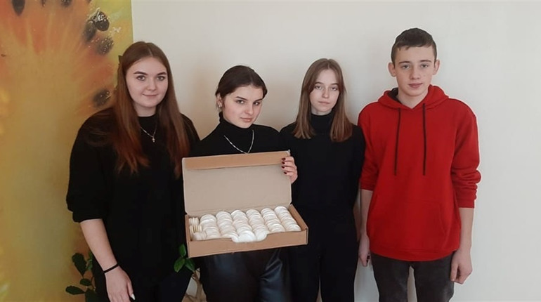 На Кременеччині учні виготовили 400 розпалювачів вогню для ЗСУ
