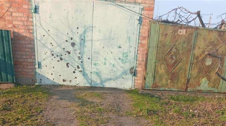 Ворожим обстрілом Нікополя поранено людину: поліція фіксує наслідки атаки військ рф