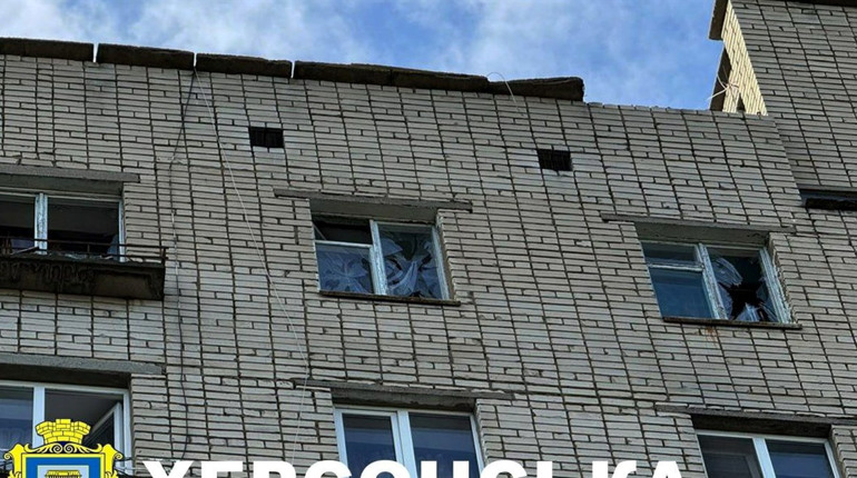 На Херсонщині армія рф завдала ударів по житловим кварталам: пошкоджені будинки та автівки